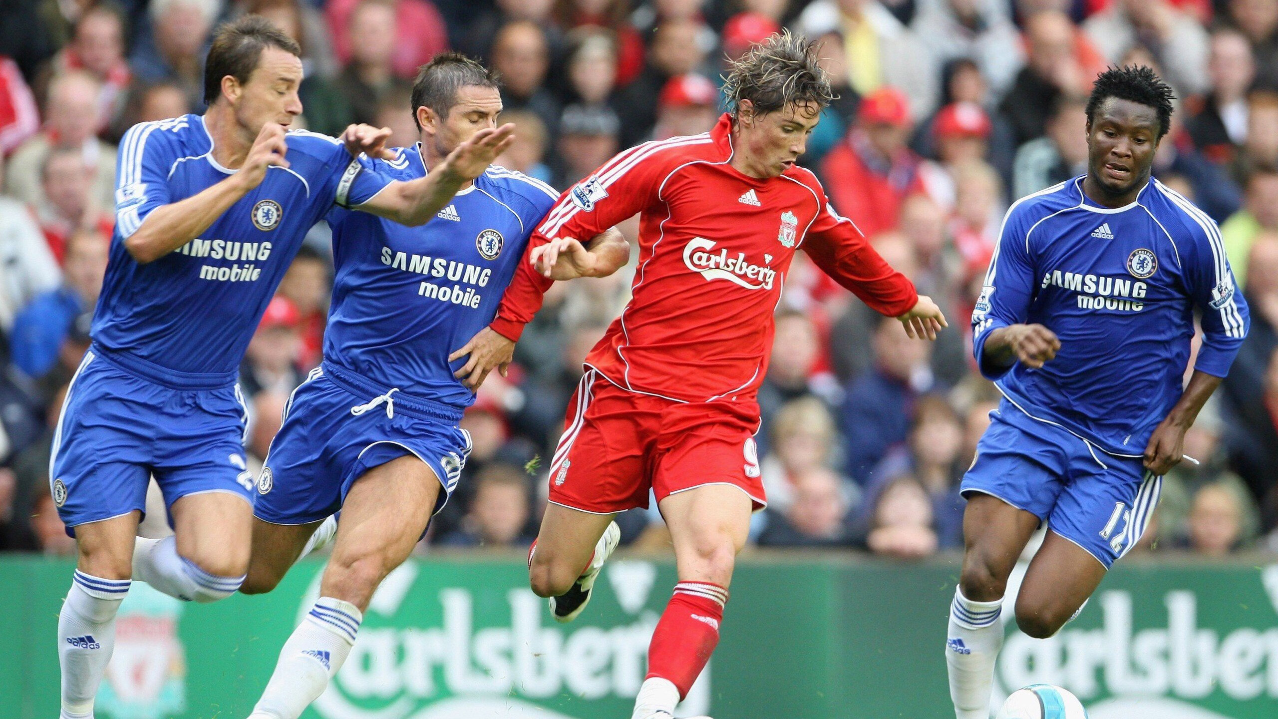 足球的演变史：从泥地到现代化球场，足球演变图